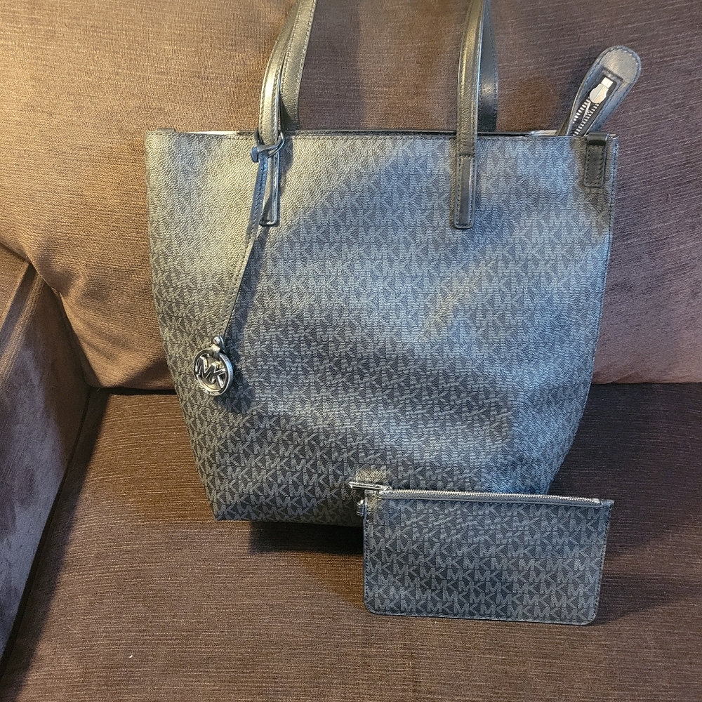 MICHAEL Michael Kors Black Tote Bag with Geometric Pattern
